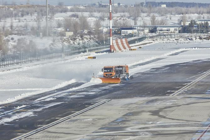 Para esta campaña, Aena dispone de más de 200 vehículos destinados a la retirada de nieve y hielo, así como otros vehículos provistos de cuchillas y esparcidores de urea.