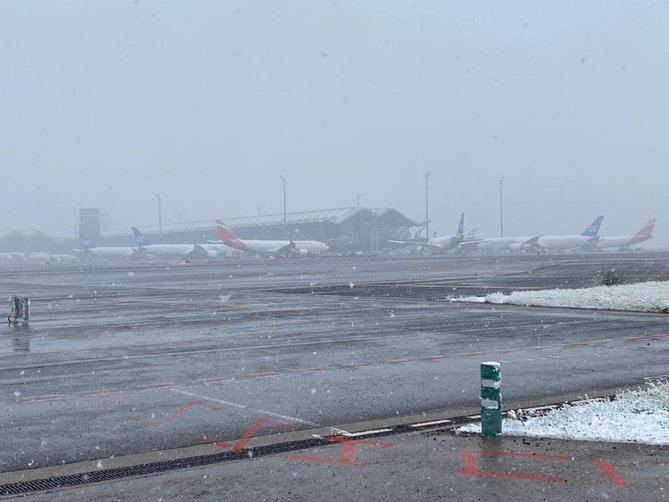 Aena ha activado el Plan Invierno en el aeropuerto Adolfo Suárez Madrid-Barajas ante la llegada de la borrasca Filomena para evitar acumulaciones de nieve en la zona de movimiento de los aviones.