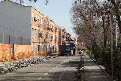 La urbanización de este tramo facilitará, además, el acceso a la pasarela peatonal existente sobre la avenida de la Hispanidad (M-14), que conecta el distrito de Barajas con la terminal 3 del aeropuerto.