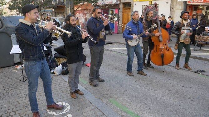 La Junta Municipal de Tetuán ha organizado un programa cultural en torno a la avenida del Brasil, una zona que vuelve a estar de moda como centro de ocio del distrito. Entre las actividades programadas, los días 25 de septiembre y 2 y 9 de octubre, habrá pasacalles a cargo de la Barba Dixie Band.