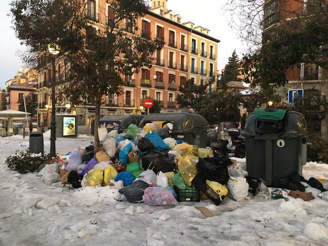 La recogida de basuras en Madrid tras la nevada comenzó este pasado martes para retirar de la vía pública y de los contenedores los desechos acumulados desde el 8 de enero, unas 9.000 toneladas de basura.