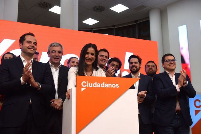 Con Aguado al frente, Cs consiguió entrar en 2015 en el Parlamento madrileño y los 'naranjas' fueron colaboradores indispensables del Ejecutivo del PP liderado por Cristina Cifuentes y, en 2019, logró pasar de 17 a 26 diputados y entrar en el Gobierno de coalición junto a los 'populares'. En la imagen, Villacís y Aguado celebrando los resultados tras la noche electoral de 2019.