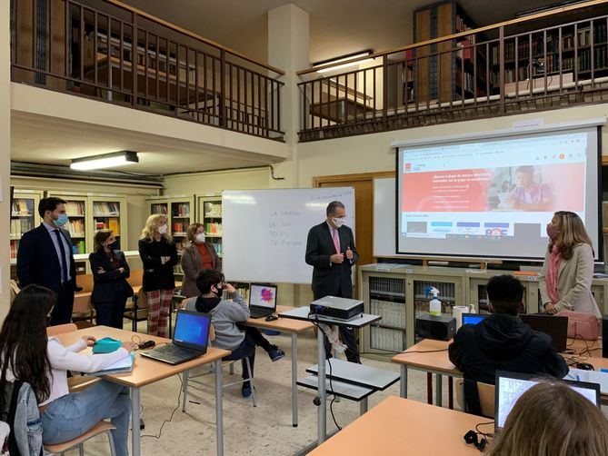 El consejero de Educación y Juventud, Enrique Ossorio, ha participado en una actividad con alumnos de 3º de la ESO del Instituto de Educación Secundaria San Isidro de Madrid, en la que han trabajado sobre el libro La Sonrisa de los Peces de Piedra, de Rosa Huertas, quien ha estado presente en el acto.