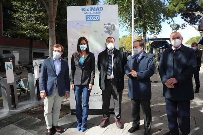 El alcalde de Madrid, José Luis Martínez Almeida, acompañado de la vicealcaldesa, Begoña Villacís, el delegado del Área de Medio Ambiente y Movilidad, Borja Carabante, y el concejal del distrito, Alberto Serrano, ha inaugurado esta mañana la primera estación de Bicimad en el distrito de Latina, en la plaza de la Puerta del Ángel, 3.