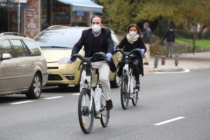 El delegado de Medio Ambiente y Movilidad, Borja Carabante, acompañado de la concejal del distrito, Almudena Maíllo, han probado las unidades durante la inauguración de las nuevas bases de BiciMAD en Moratalaz.