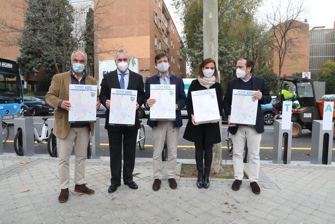 Además de Carabante y Maíllo, el gerente de la Empresa Municipal de Transportes de Madrid, Alfonso Sánchez, ha participado  en la inauguración de la base que se sitúa en la calle de la Hacienda de Pavones, 342 (estación 221). 