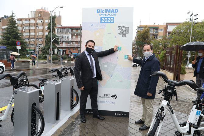 El delegado del Área de Medio Ambiente y Movilidad, Borja Carabante y el concejal del distrito de Ciudad Lineal, Ángel Niño, durante la inauguración de dos nuevas estaciones de BiciMad.