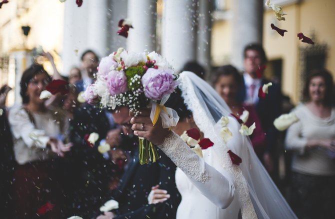 La Asociación de Profesionales de Bodas en España (APBE) es un proyecto colaborativo para impulsar la industria del sector nupcial y compartir visiones e ideas que ayuden a salir de la crisis al sector y sobre todo que se les reconozca.