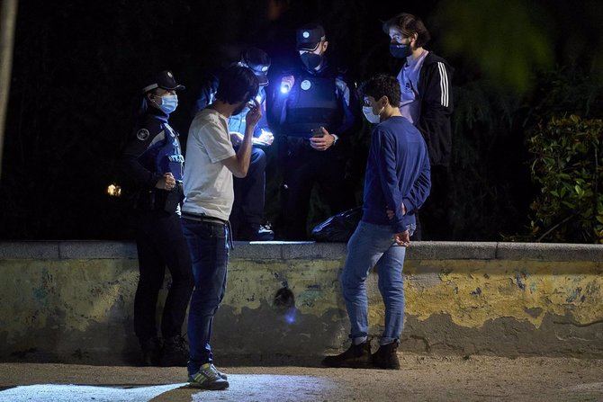 Policía Nacional detuvo anoche a un total de 55 personas en varios 'macrobotellones' en el Parque del Oeste, según se ha explicado desde la Jefatura Superior de Policía.