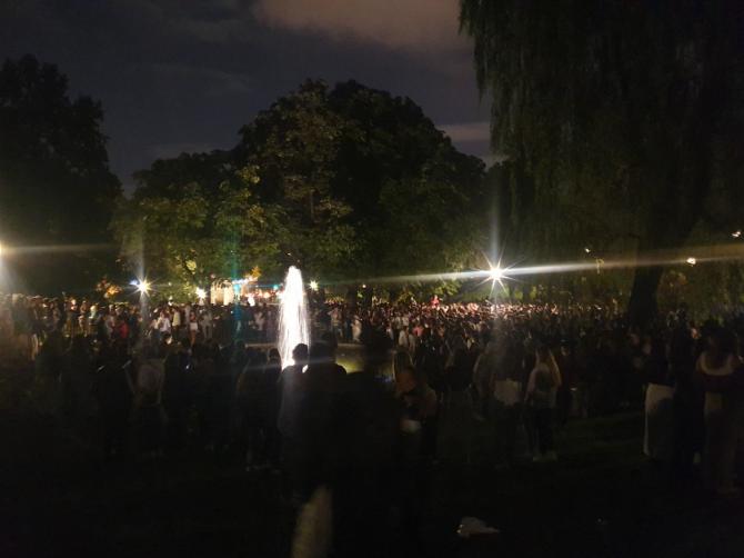 Cientos de jóvenes se concentran en un 'macrobotellón' en el parque de Berlín, sin mascarilla y sin distancia social