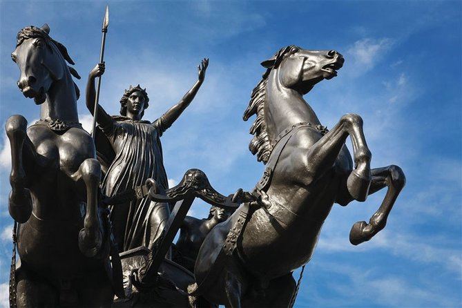 Esta estatua colocada en el puente de Westminster de Londres representa a la reina Boudica con sus hijas. Se trata de una de las protagonistas del libro de Luis Soravilla.