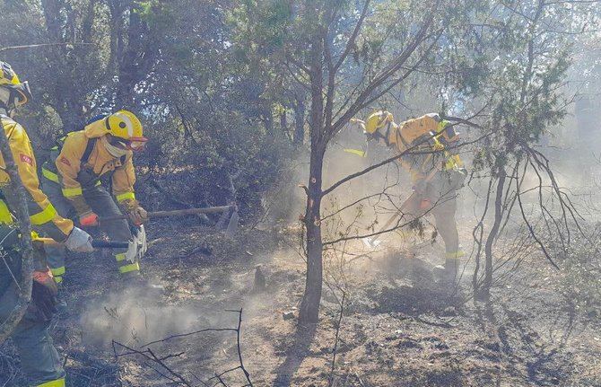 Las labores para controlar el incendio se han visto dificultadas por la orografía del terreno, que dificulta la llegada de medios terrestres, y las rachas de viento que soplan en la zona.