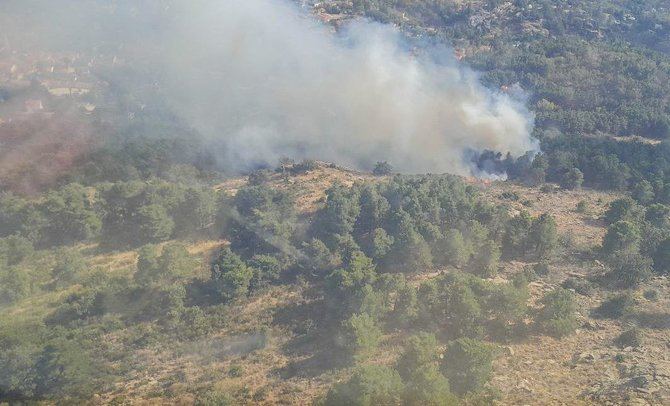 Medios de la Comunidad de Madrid han colaborado con los recursos de Castilla y León y con las BRIF del Ministerio de Transición Ecológica en la extinción de un incendio forestal en Santa María del Tiétar (Ávila).