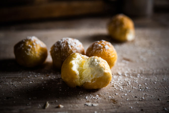 Las pastelerías han incorporado rellenos dulces, principalmente crema pastelera, nata montada, cabello de ángel, chocolate o trufa, y con ello, han logrado convertirse en uno de los dulces de temporada más consumidos en España. 