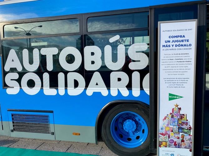 En la campaña de recogida de diciembre de 2020, el autobús solidario logró reunir hasta 2.000 juguetes a bordo, la mitad de ellos donados por El Corte Inglés.