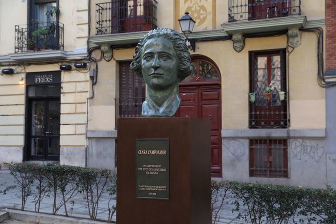 Busto de Clara Campoamor situado en la plaza de Guardias de Corps en Madrid.