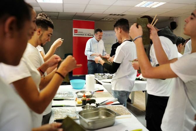 Los centros de Chamartín, Centro-Arganzuela, Tetuán, Usera-Villaverde y Leganés mantienen en activo los grupos de apoyo escolar de manera telemática, en los que participan un total de 237 niños, niñas y adolescentes. 