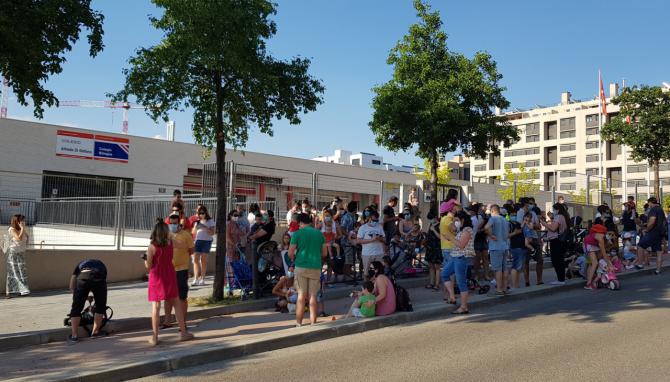 Los padres se concentraron frente al colegio Alfredo Di Stefano para pedir más centros.