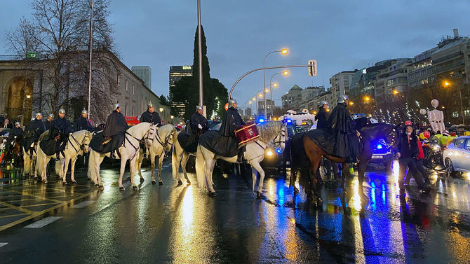 La gran cabalgata por el centro de Madrid hará el recorrido habitual. Partirá de Nuevos Ministerios, seguirá por el paseo de la Castellana, continuará por el paseo de Recoletos y terminará en la plaza de Cibeles. Comenzará a las 18.00 horas y terminará sobre las 21.00. Está prevista una gran afluencia de público, unas 200.000 personas, y habrá cortes paulatinos de tráfico desde las 10.00 horas.