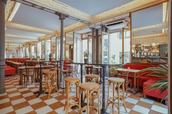 El Café Barbieri sigue siendo testigo de la vida madrileña, un clásico café en un barrio castizo, que desde 1902 relata el pasado y el presente de Madrid.