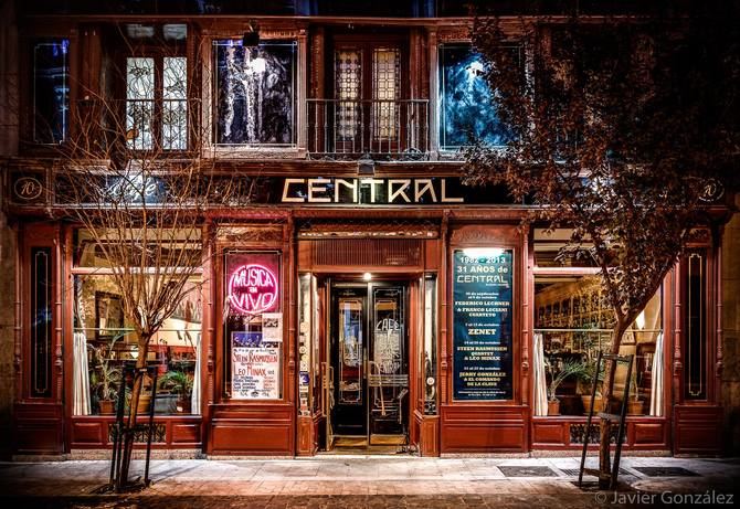 El local que que aloja desde hace cuatro décadas al Café Central, en la plaza del Angel del barrio de las Letras, en el distrito de Centro, había sido previamente una gran tienda de cristales y marcos.