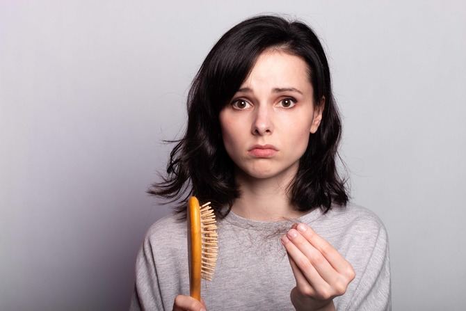 En otoño, la caída del cabello se acentúa, aunque no es nada grave ni irreparable, solamente supone una dura etapa que va de cuatro a seis semanas,  después de las que el cabello vuelve a la normalidad.