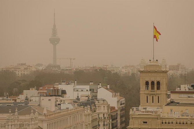 La entrada de esta masa de aire africano de polvo en suspensión, conocido como calima, ha provocado que la calidad del aire de los 21 distritos sea muy mala y seguirá en el mismo nivel mañana, según detalla el servicio del Ayuntamiento.