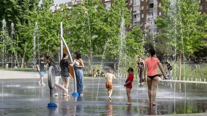 La Comunidad de Madrid ha activado nuevamente la Alerta 2 o de Alto Riesgo por calor ante la previsión de temperaturas máximas para hoy lunes y mañana martes por encima de los 40 grados.
