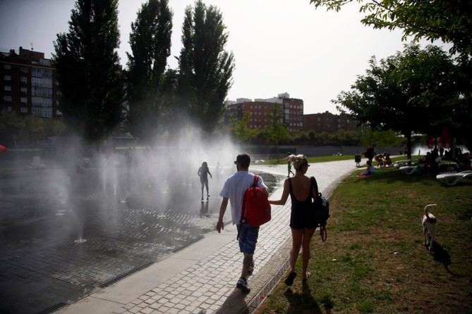 En total, seis comunidades autónomas y, en especial, varias provincias del suroeste peninsular tendrán aviso por riesgo importante de temperaturas muy altas, que llegarán a 40º o los superarán, con Madrid en nivel amarillo por temperaturas de entre 36 y 39º.