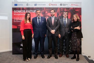 En la imagen, de izquierda a derecha, Cristina González, coordinadora del programa 'Somos FP Dual' de Cámara de Comercio de España; Ángel Asensio, presidente de la Cámara de Comercio, Industria y Servicios de Madrid; Juan Bru Arce, Senior Human Resources Manager en Huawei Technologies; Fernando Martínez, vicepresidente de la Fundación Universidad-Empresa (FUE), y Carmen Palomino, directora general de la FUE.