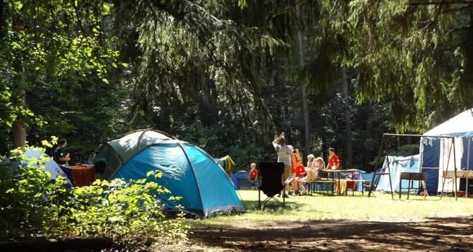 Los campamentos se celebran los meses de junio, julio y agosto, con una duración de entre siete y 15 días. Más de la mitad tendrán lugar en los albergues de El Escorial, Rascafría y Cercedilla, y el resto serán en otras regiones de España.