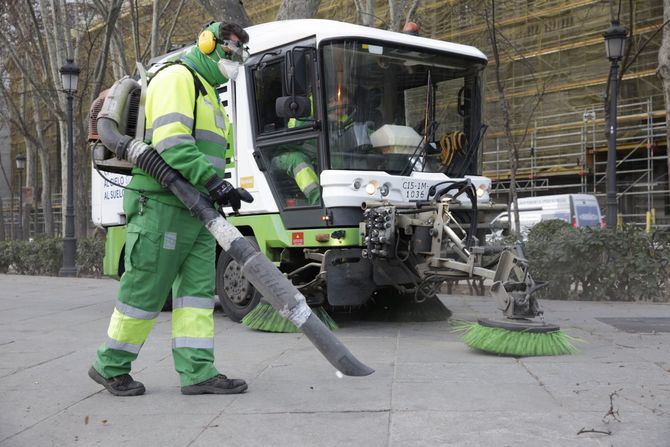 Este año se humedece previamente la zona de trabajo y se utilizan sopladoras eléctricas para provocar menor polvo en suspensión y evitar molestias.