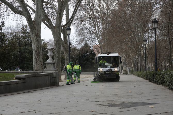 Hay programados 156 servicios diarios de barrido mixto repartidos en tres turnos con 91 barredoras y 14 aspiradoras, cifras variables en función de la intensidad de la caída.