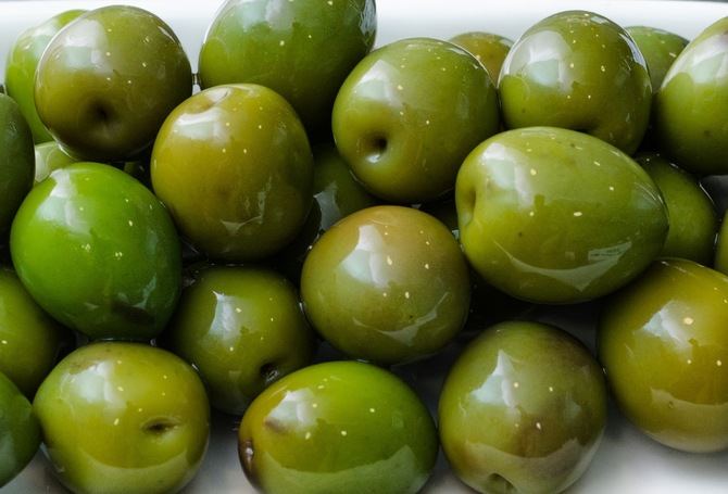 Las aceitunas de la variedad autóctona de Campo Real se caracterizan por su intenso color verde-pardo, su forma redondeada, su piel fina y por tener una pulpa abundante de textura, muy firme y de gran calibre.