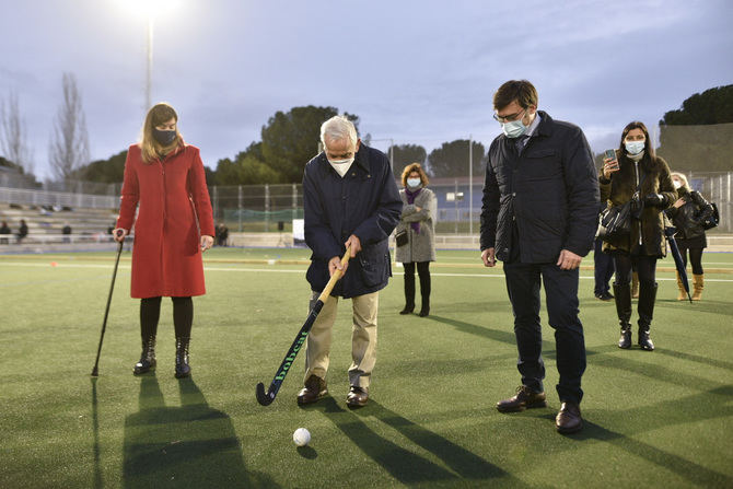 La concejala delegada de Deporte, Sofía Miranda, y el concejal de Carabanchel, Álvaro González, han inaugurado el Campo de Hockey Municipal Carlos del Coso en el distrito.