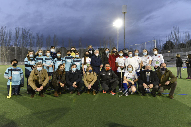 La delegada de Deporte y el concejal de Carabanchel han estado acompañados por la vicepresidenta de la Real Federación Española de Hockey, Mercedes Coghen; la presidenta de la Federación Madrileña de Hockey, Ángeles Rodríguez; el presidente del Club de Hockey DxT Madrid Sur, Alfonso García, y el medallista olímpico Carlos del Coso.