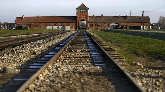 El pasado jueves 27 de enero, los judíos en España han pedido llevar el Holocausto judío a las aulas, con motivo del Día Internacional que rinde tributo a la memoria de las víctimas, coincidiendo con la liberación en 1945 por parte de tropas soviéticas del campo de concentración y exterminio nazi de Auschwitz-Birkenau.