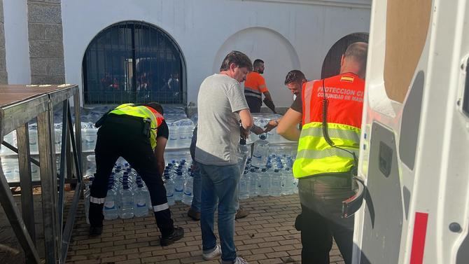 Canal de Isabel II ha trasladado dos furgonetas con 2.400 litros de agua en garrafas, que están siendo distribuidas a los ciudadanos con la ayuda del ERIVE (Equipo de Respuesta Logística Inmediata de Voluntarios de Protección Civil ante Emergencias de la Comunidad de Madrid).