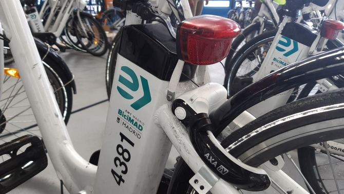 El usuario deberá cerrar el candado, además de anclar la bicicleta en la base de la estación, para que la luz de la base pase a color verde y su viaje finalice correctamente. Este mecanismo, que ya se utiliza en BiciMAD Go, se encuentra en la rueda trasera de la bicicleta.