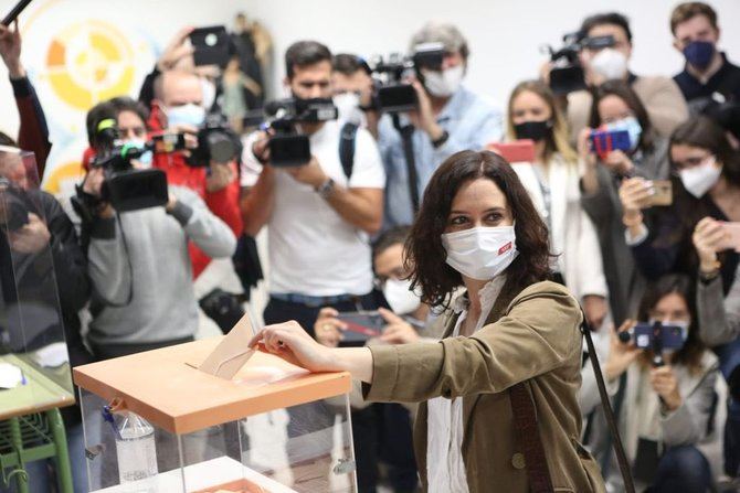 La jefa del Ejecutivo madrileño ha acudido, a partir de las 10.00 horas, a depositar su voto en el Colegio La Inmaculada Marillac, ubicado en el número 37 de la calle de García de Paredes, en el barrio de Almagro del distrito de Chamberí.