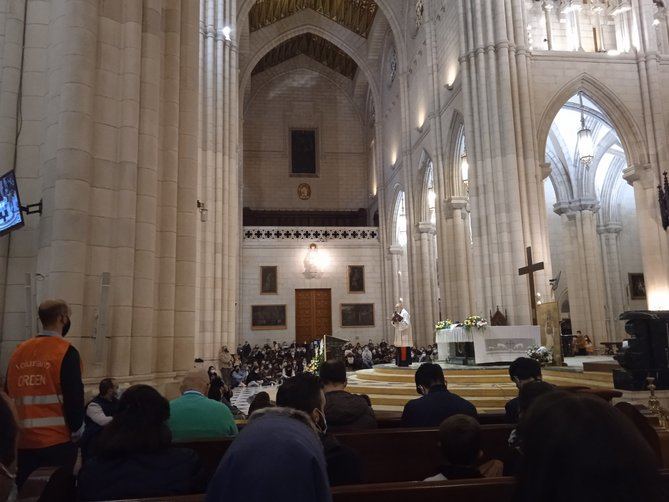 Se pide a los madrileños que honren a la Virgen con flores, pero también con alimentos no perecederos que serán donados a Cáritas Diocesana de Madrid y a la Comunidad de Sant'Egidio.