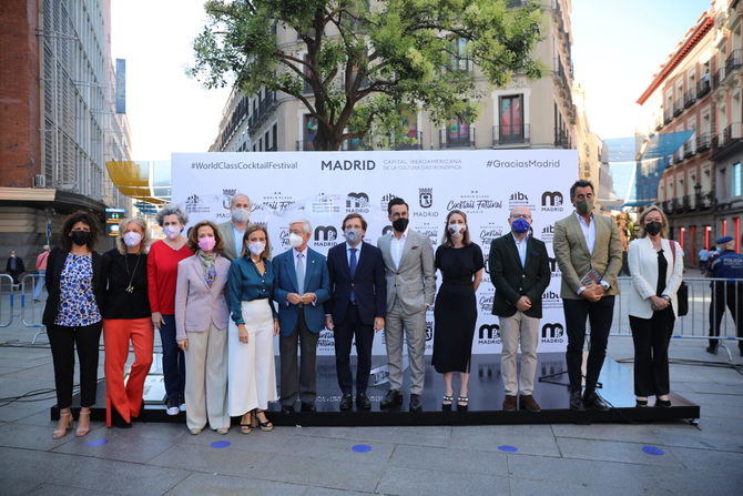 El alcalde Madrid, acompañado de la concejala de Cultura, Turismo y Deporte, Andrea Levy; la concejala delegada de Turismo, Almudena Maíllo; el concejal de Centro, José Fernández, y el presidente de la Real Academia Iberoamericana de la Gastronomía, Rafael Ansón, ha inaugurado, en la plaza del Callao, el tótem ‘Gracias Madrid’.