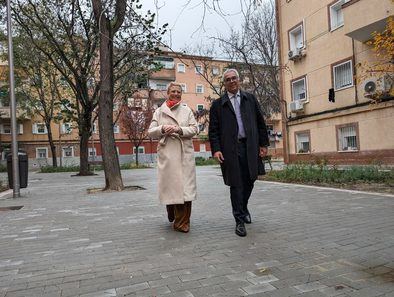 La delegada de Obras y Equipamientos, Paloma García Romero, durante una visita a la calle de Guadalete, acompañada por el concejal de Carabanchel, Carlos Izquierdo, que ha sido objeto en 2023 de obras en este sentido.