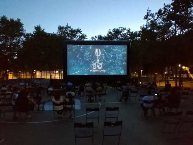 El proyector se enciende este viernes, 5 de julio, en la calle de Gorrión, en el espacio Tercio Terol de Distrito 11, con la cinta de animación 'Robot Dreams', de Pablo Berguer.