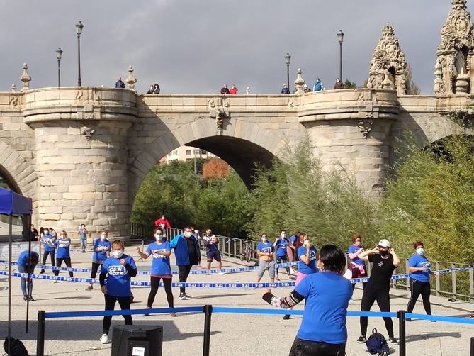 Se imparten sesiones de carácter deportivo, como aeróbic, zumba, 'gap' y 'funcional training', conducidas por monitores. La asistencia es libre hasta completar el aforo.