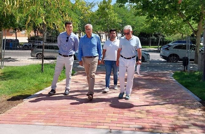 El concejal de Carabanchel, Carlos Izquierdo, revisa la instalación deportiva tras su remodelación. Este reacondicionamiento ha supuesto una inversión de unos 132.000 euros en este equipamiento deportivo de Carabanchel Alto.