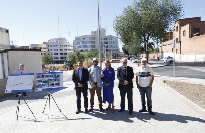 La delegada de Obras y Equipamientos, junto al concejal de Carabanchel, ha visitado el polígono Aguacate, en el que se está actuando y se volverá a actuar en la nueva campaña.