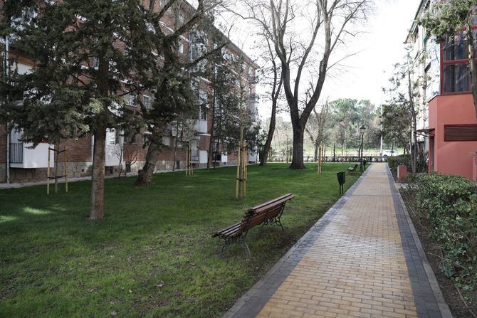 Los primeros trabajos dentro de esta tercera fase consistieron en la reforma de caminos y bordillos, red de riego, drenaje y ajardinamiento en las inmediaciones a la calle Santa Pola. El resto de la actuación se ha ubicado entre las calles de Santa Comba y Felipe Moratilla, donde se ha buscado la uniformidad en el mobiliario urbano, la nueva instalación de doce aparcabicis o la colocación de seis mesas de ajedrez.