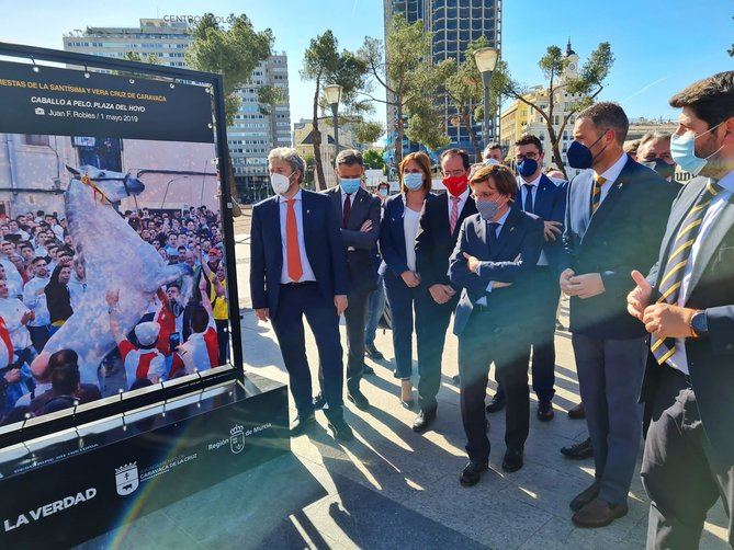 En la exposición se muestran momentos de los festejos que tienen lugar en Caravaca durante sus Fiestas Patronales y, muy especialmente, los Caballos del Vino, por haber alcanzado hace unos meses la declaración del Patrimonio Cultural Inmaterial del Humanidad por parte de la UNESCO.