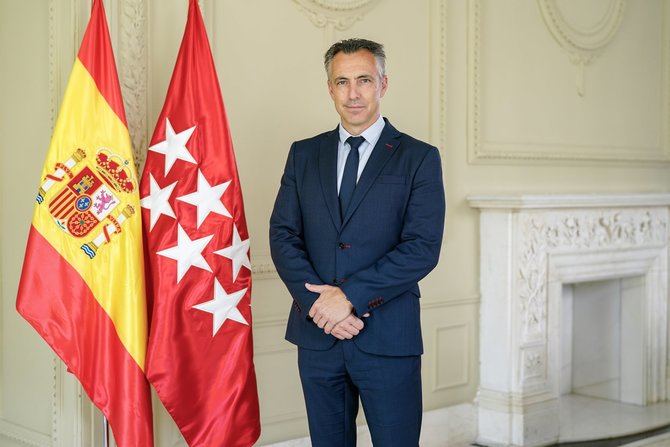 El nuevo presidente de Canal es ingeniero agrónomo por la Universidad Politécnica de Madrid. Su actividad profesional comenzó en el Servicio de Bomberos y Protección Civil del Ayuntamiento de Alcorcón, en el que fue oficial jefe. En 2015 fue nombrado director general de Protección Ciudadana de la Comunidad de Madrid, y dos años después pasó a ser director de la Agencia de Seguridad y Emergencias Madrid 112. En julio de 2021, además, fue designado viceconsejero de Interior del Gobierno de la Comunidad de Madrid.